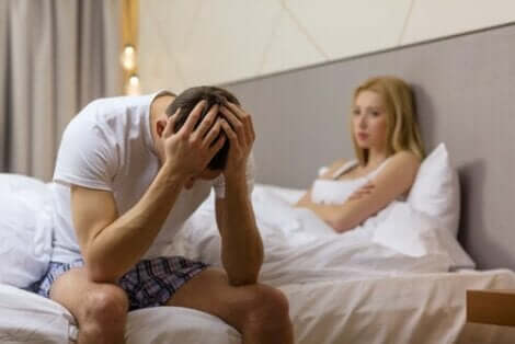 Een man en vrouw lijken ongelukkig in bed