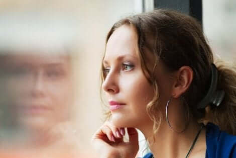 Een vrouw staart uit een raam