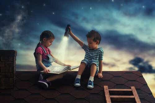 Een jongen en een meisje lezen een boek
