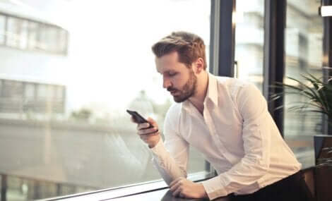 Man aan het doomscrollen