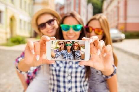 Drie vriendinnen laten op een telefoon een selfie zien