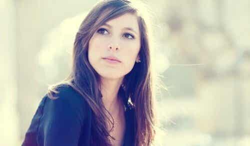 Vrouw denkt na over welke persoonlijkheid bij haar past