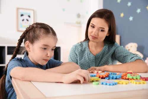 Een meisje met haar lerares in een klaslokaal