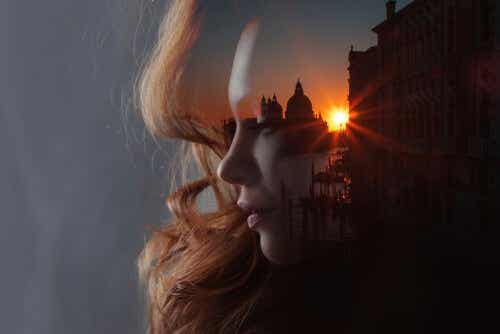 Een double exposure van het gezicht van een vrouw en een paleis in zonsondergang