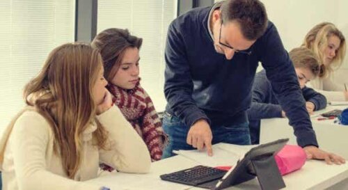 Een leraar aan het evalueren met een groep leerlingen