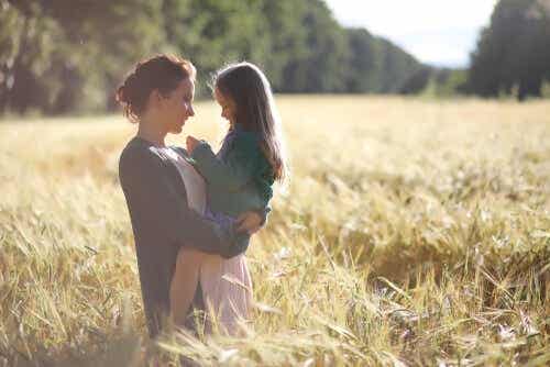 Een moeder houdt haar dochter in haar armen in een graanveld