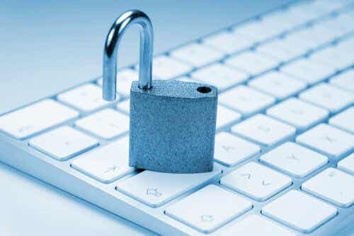 Een hangslot op een toetsenbord