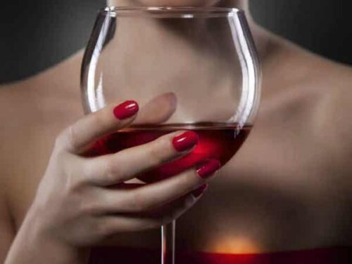 Een vrouw houdt een glas wijn in haar hand