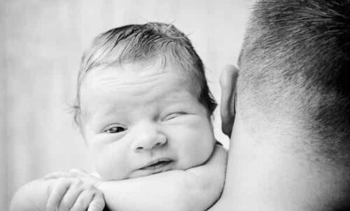 Een baby op de schouder van zijn vader