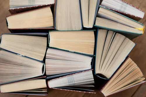 Een stapel boeken die schots en scheef op elkaar liggen