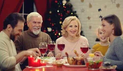 Een familie zit aan het kerstdiner