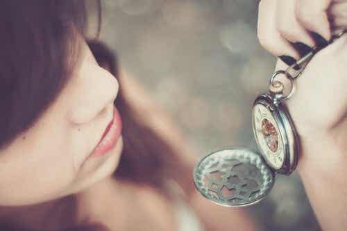 Een vrouw kijkt op haar horloge