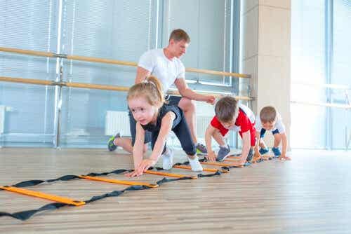 Kinderen krijgen gymles op school