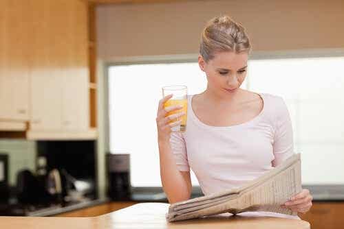 Een vrouw leest de krant