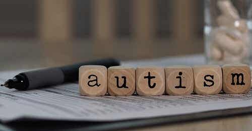 Blokjes die "autism" uitspellen