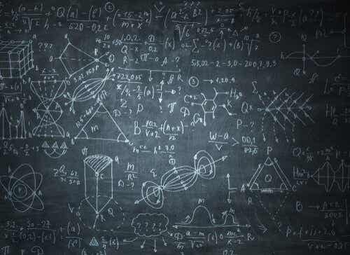 Wiskundige formules op een schoolbord