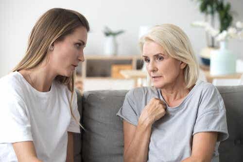 Twee vrouwen voeren een gesprek op de bank