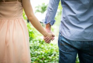 Stel loopt hand-in-hand