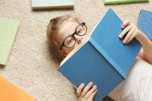 Een kind leest een boek