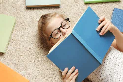 Een kind leest een boek