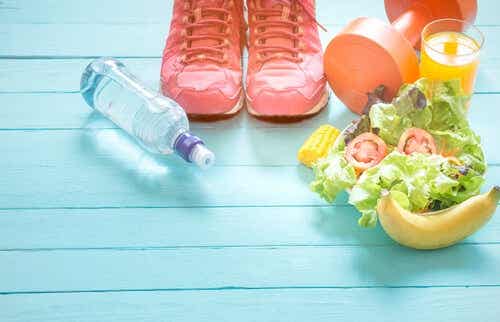 Voedsel, schoenen, water, gewichten, op een lichtblauwe ondergrond