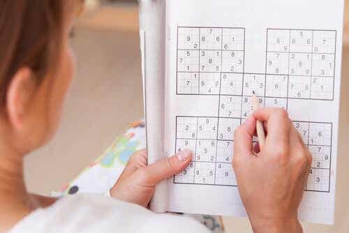 Een vrouw doet een Sudoku