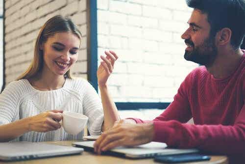 Twee mensen in gesprek