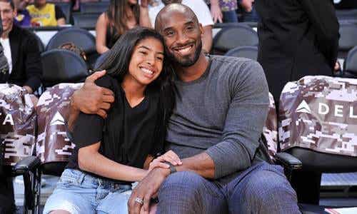 Kobe Bryant omhelst zijn dochter