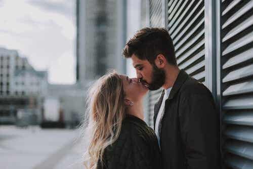 Twee mensen die elkaar kussen