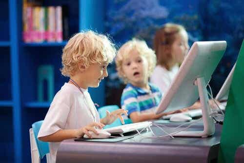 Technologische en niet-technologische hulpmiddelen maken deel uit van dit soort onderwijs
