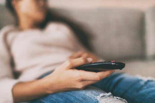 Iemand die voor de tv slaapt