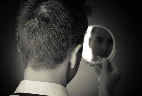 In de spiegel zien mensen vaak alleen hun imperfecties