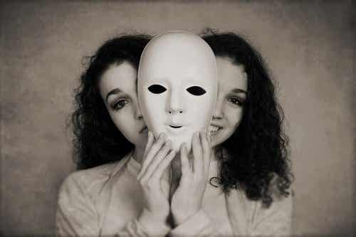 Een vrouw met twee gezichten schuilen achter een masker