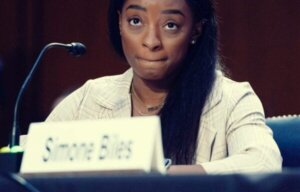 Simone Biles en andere turners getuigen over hun seksueel misbruik
