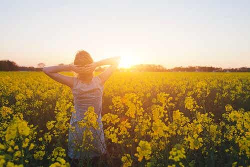 Een vrouw in een veld met bloemen