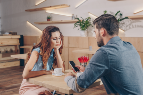 Wat kun je doen als je partner meer naar zijn mobiel kijkt dan naar jou?