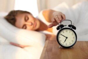 Een uur eerder wakker worden kan depressies helpen bestrijden