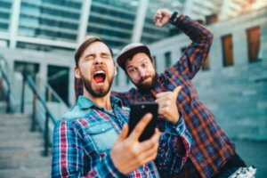 Het online ontremmingseffect: online moediger zijn dan in het echte leven