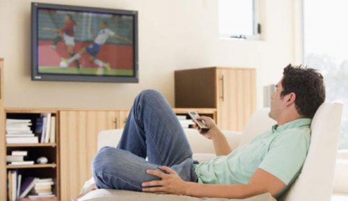 Man kijkt naar de tv