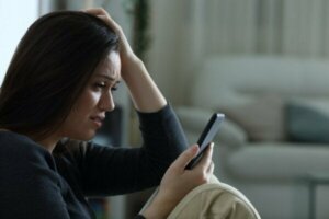 8 manieren waarop sociale media ervoor zorgen dat je jezelf gaat haten
