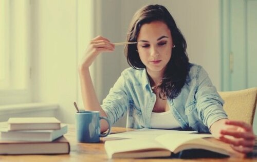 Is het beter om stil of hardop te lezen tijdens het studeren?