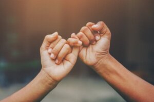 Vier manieren om vertrouwen in een relatie op te bouwen