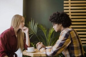 Waarom pauzes in een gesprek ongemakkelijk zijn