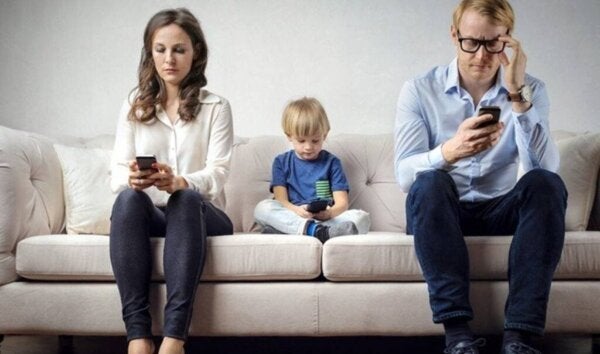 Aan mobiele telefoons verslaafde ouders en kinderen die genegeerd worden