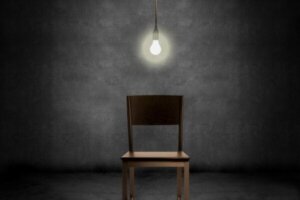 De lege-stoel-techniek voor het opbouwen van zelfcompassie