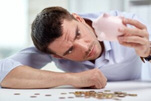 Hoe narcisten geld gebruiken om te misbruiken