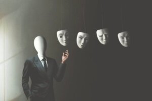 Niet-pathologisch narcisme en emotioneel harnas