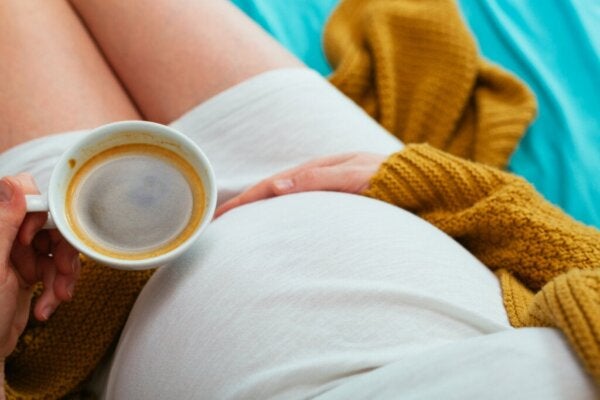 Is het veilig om tijdens de zwangerschap cafeïne te consumeren?