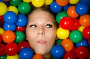 De infantilisering van de samenleving: waarom volwassenen zich als kinderen gedragen