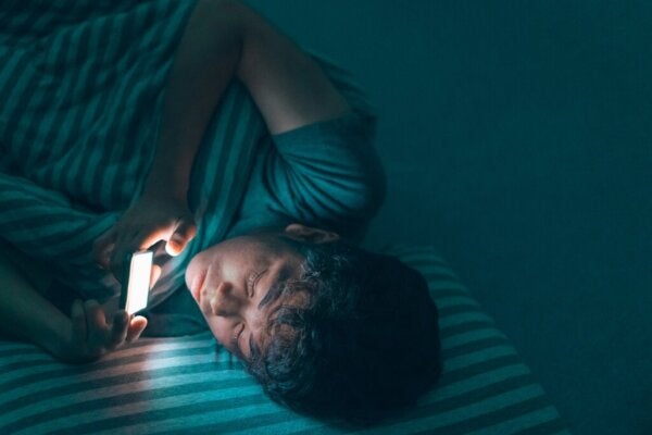 De risico's van nachtelijk gebruik van mobiele telefoons voor tieners